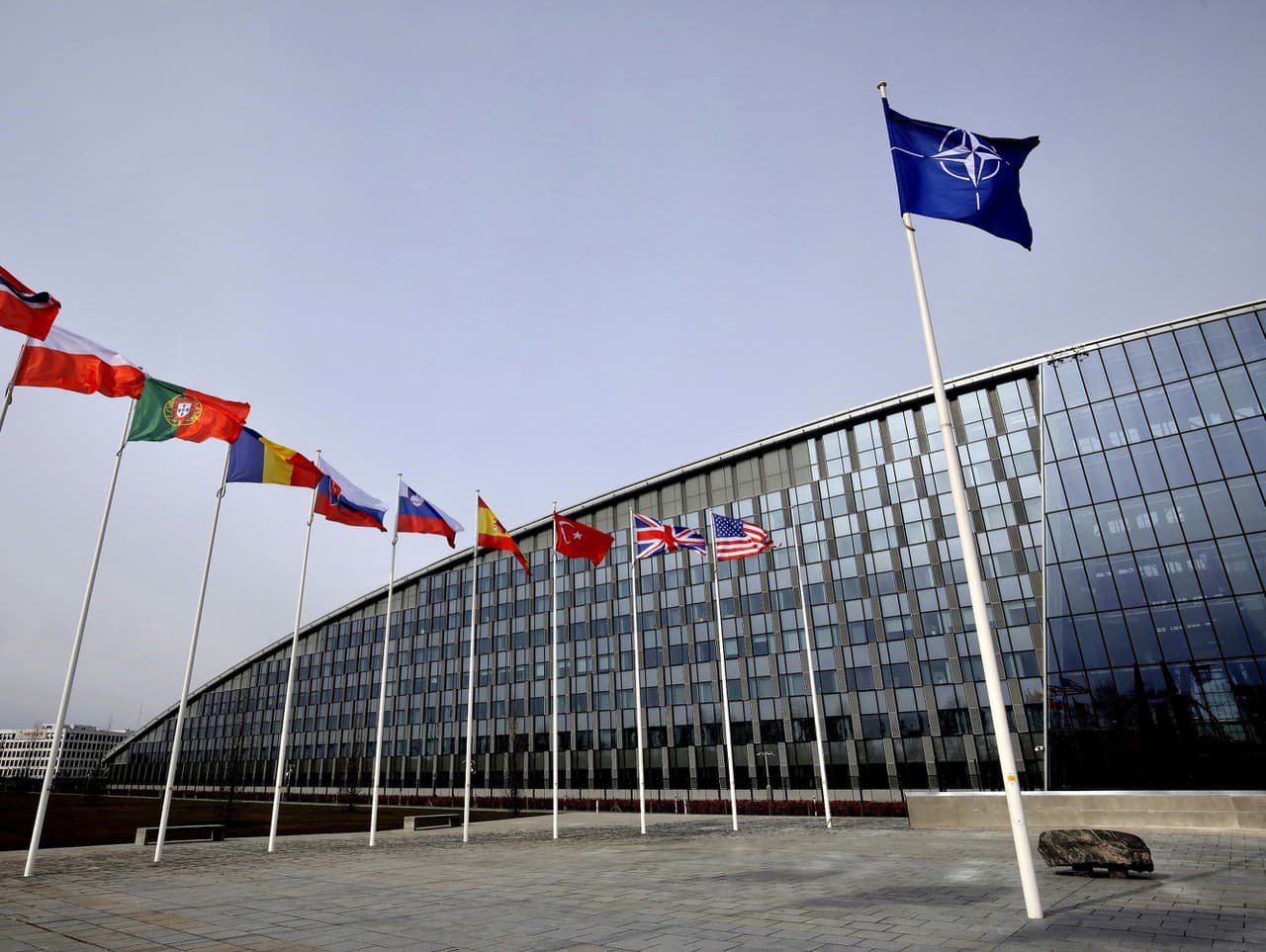 Na snímke zástavy členských krajín NATO vejú pred sídlom NATO v Bruseli.