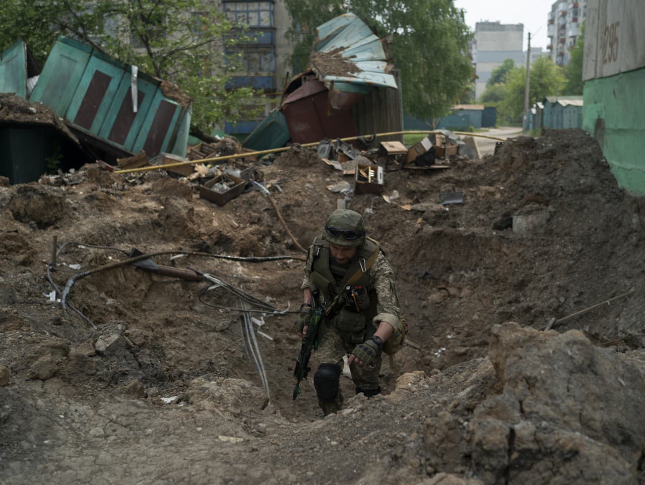 Policajt špeciálnej jednotky kontroluje miesto po nálete ruských síl v Lysyčansku
