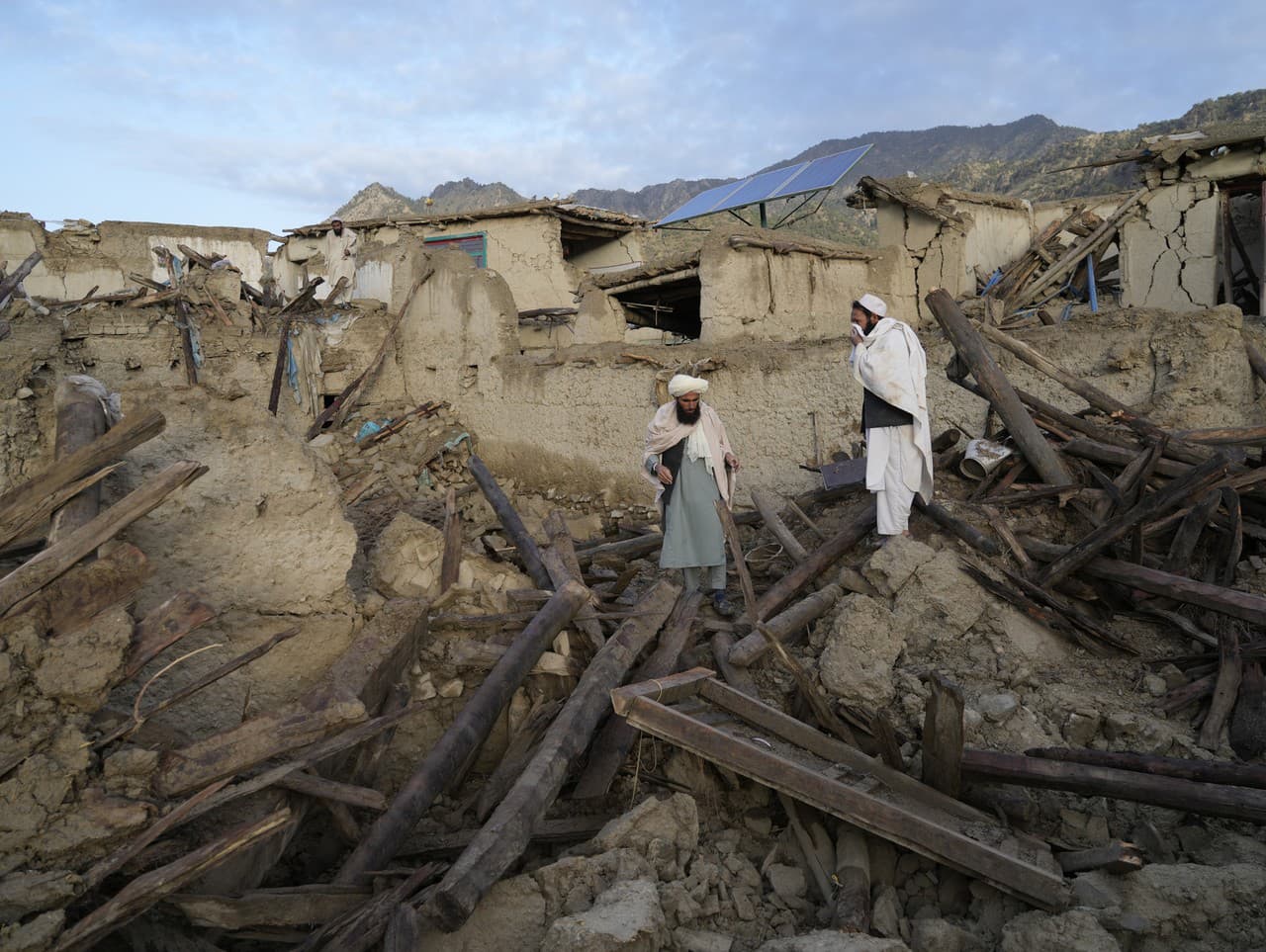 Následky predošlého zemetrasenia v Afganistane