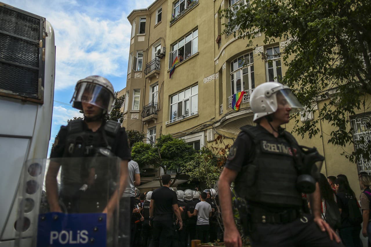 Polícia na pochode Pride v Turecku