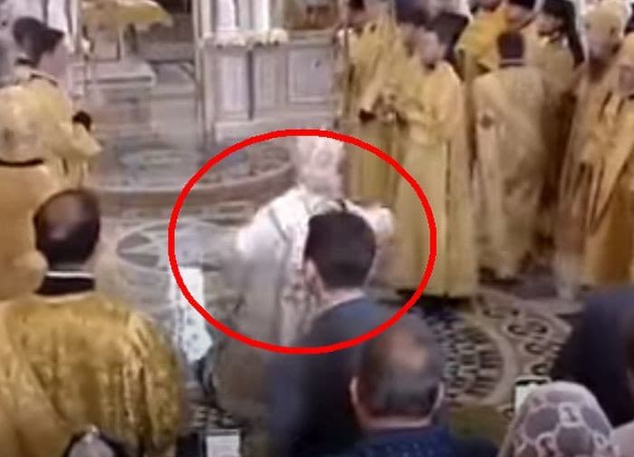 Patriarcha Kirill sa pošmykol a spadol