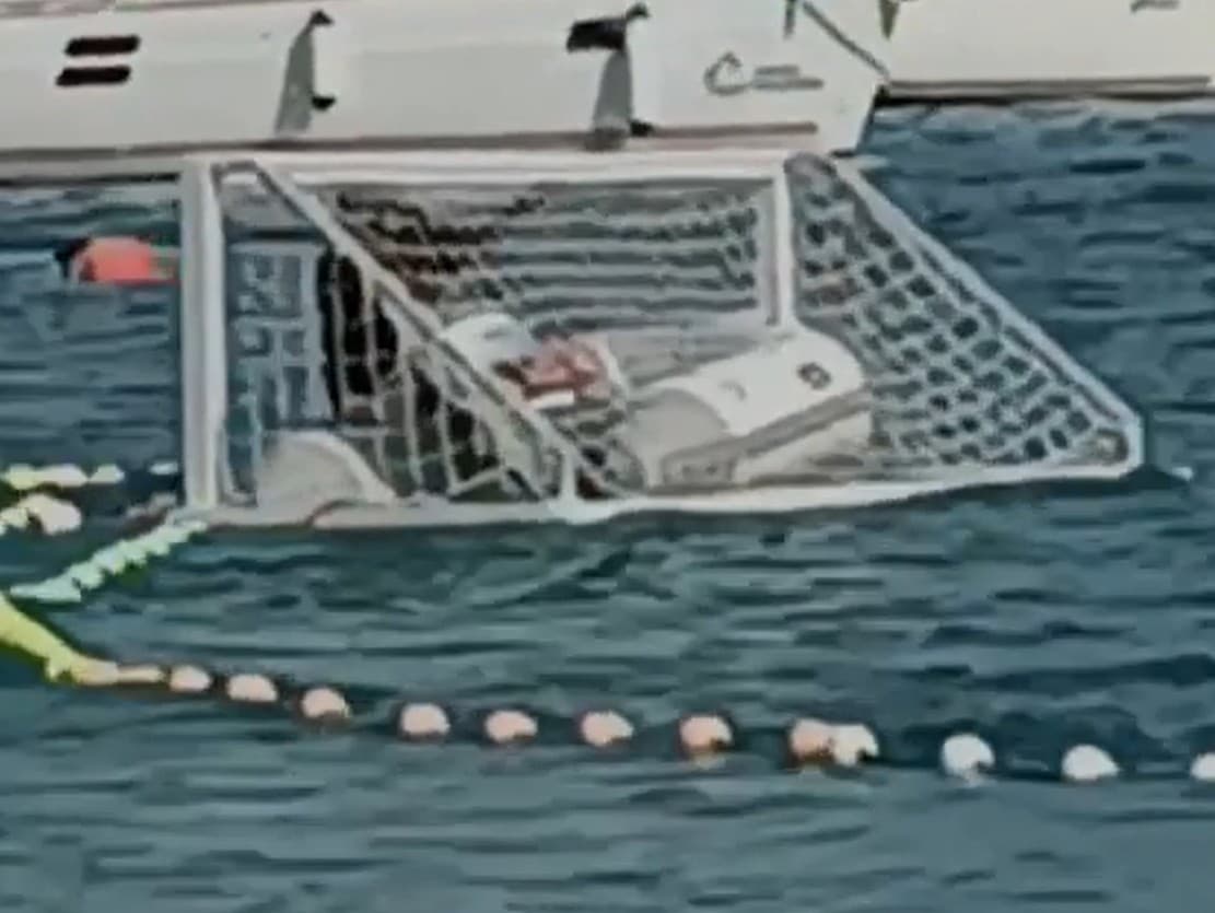 Muž v člne si to namieril priamo do brány na vodné pólo. Komická situácia však ešte pokračovala, Primoštena, Chorvátsko. 