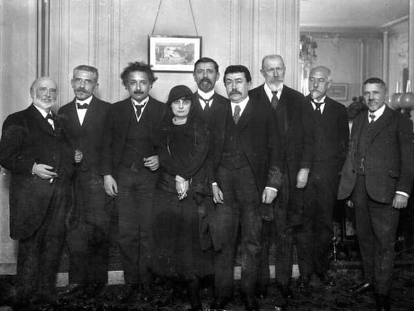 Paul Langevin (druhý zľava) a vedľa neho stojí Albert Einstein
