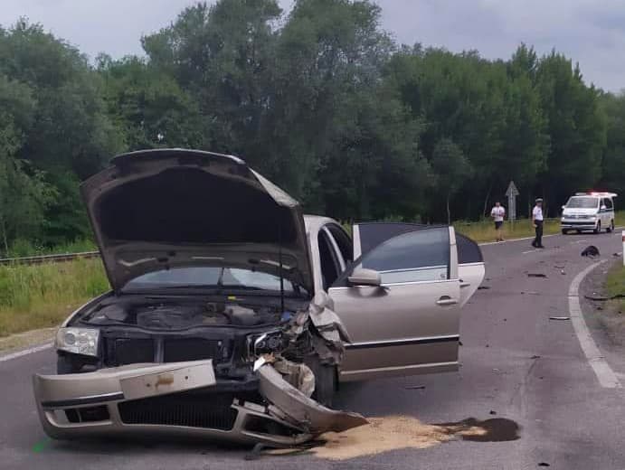 Zrážka dvoch osobných áut a motocykla si pred Lehotou pod Vtáčnikom vyžiadala život jednej osoby.