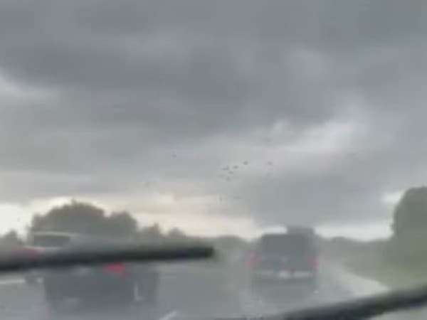 Na diaľnici udrel blesk do auta