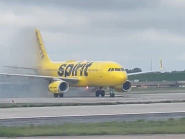 Lietadlo Spirit Airlines začalo horieť krátko po pristátí