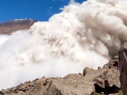 Obrovská lavína sa rútila priamo na turistov