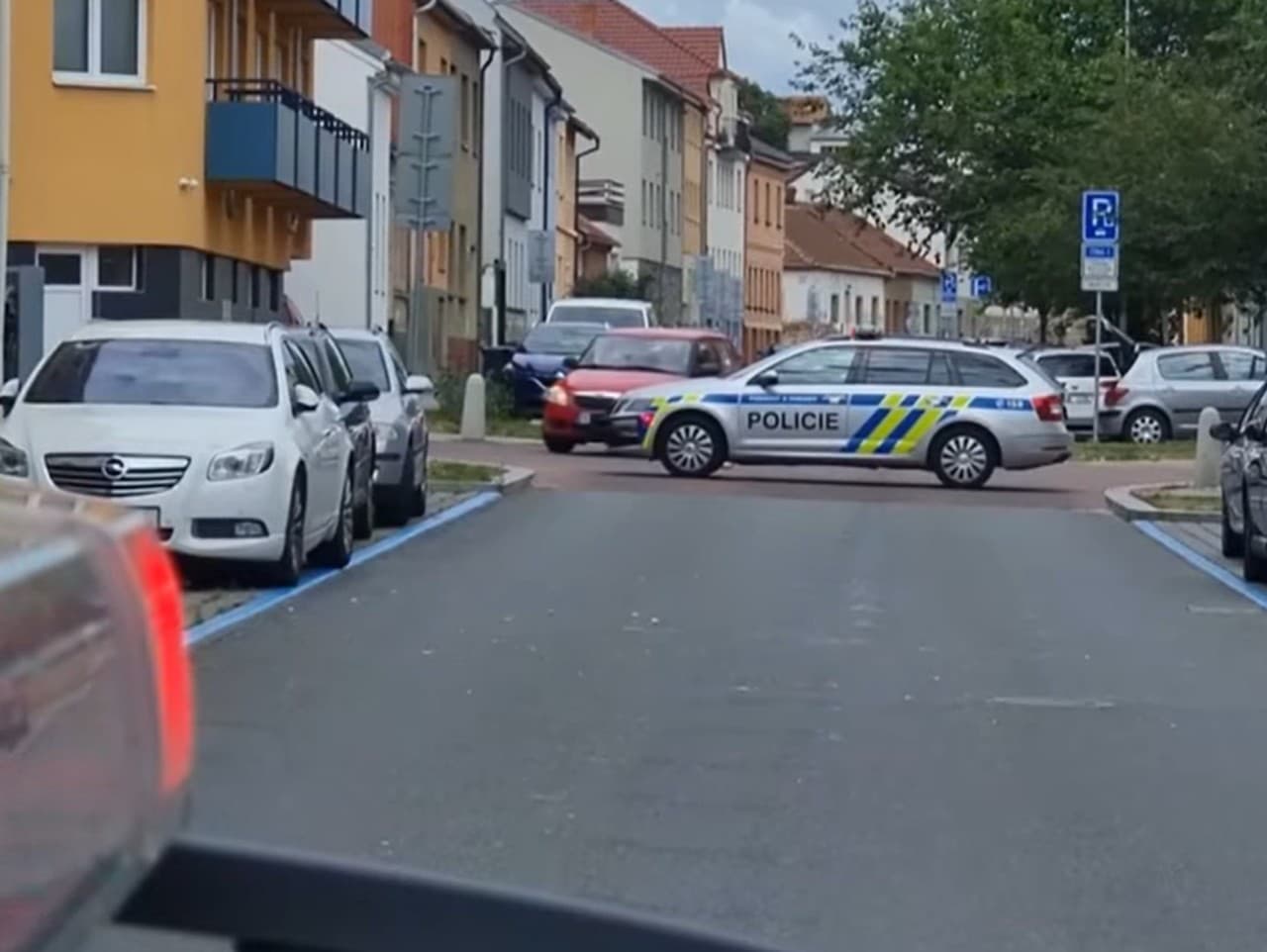 Polícia ČR musela uzavrieť celú ulicu.