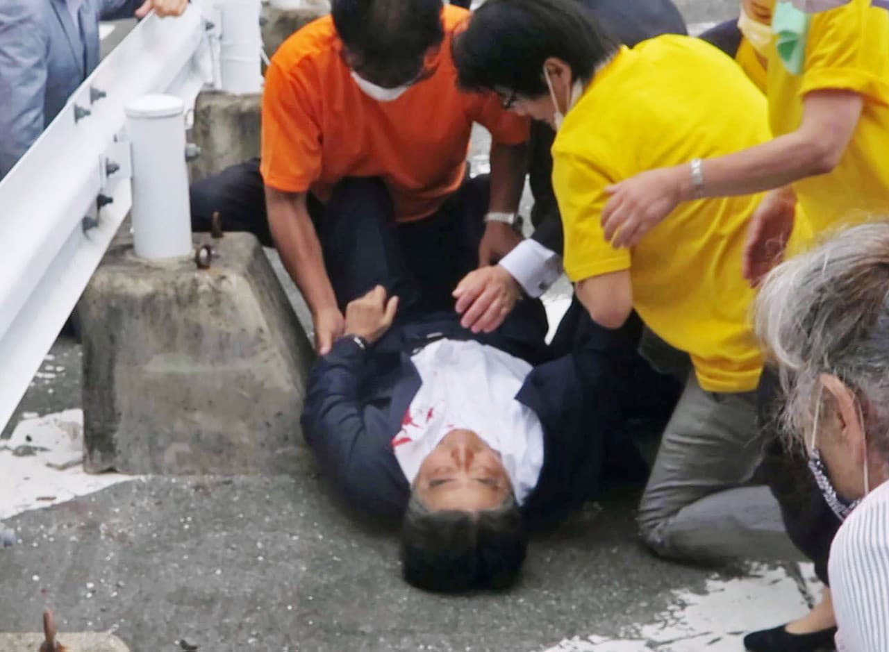 Smrteľne zranený Šinzó Abe sa zrútil k zemi