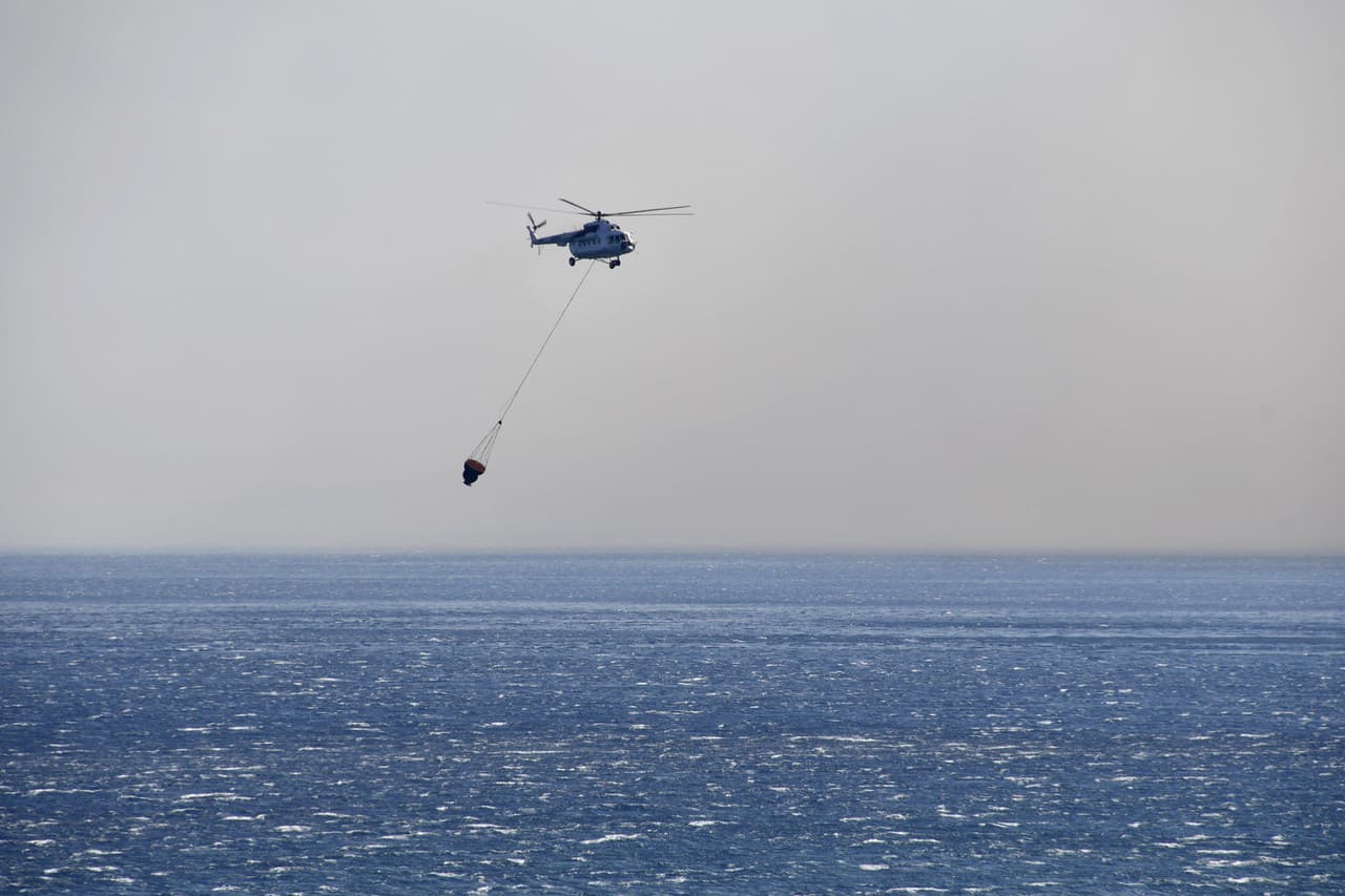 Traja ľudia sú nezvestní po páde hasičského vrtuľníka do mora
