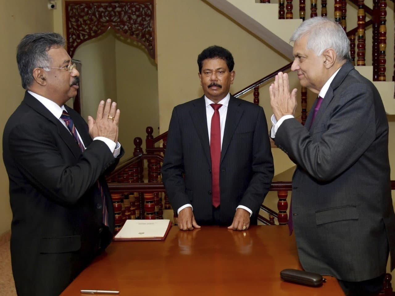 Srílanský premiér Ranil Vikramasinghe zložil v piatok prísahu ako dočasný prezident.