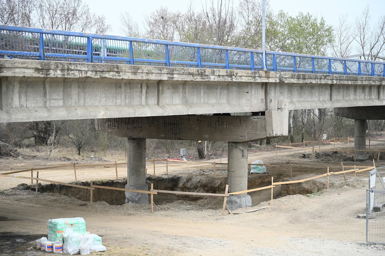 Most ponad rieku Váh do Hlohovca bol pre kritický stav od stredy 30. marca 2022 uzavretý. 