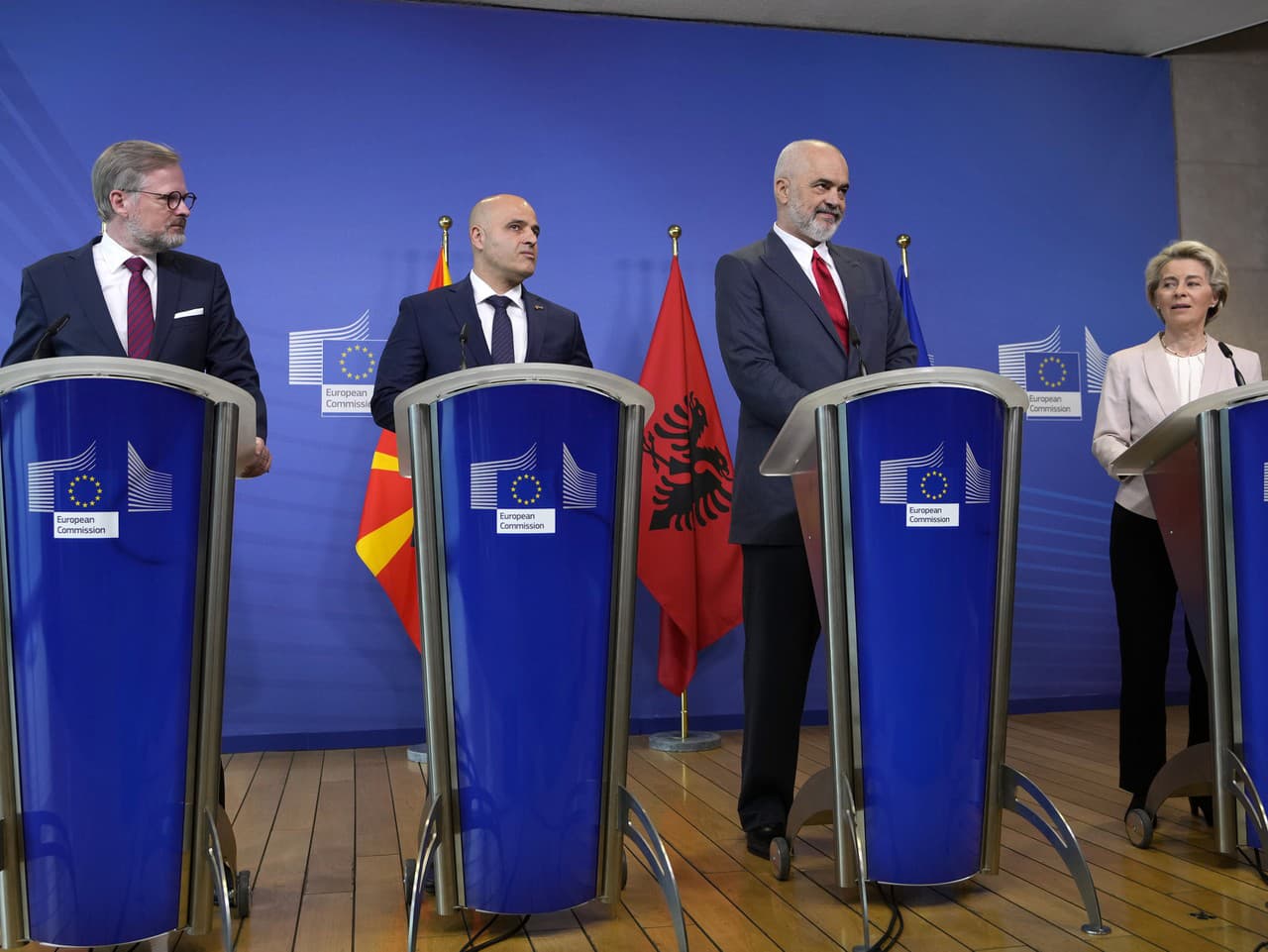 Európska únia začala v utorok prístupové rokovania s Albánskom a so Severným Macedónskom. Na snímke sprava predsedníčka Európskej komisie (EK) Ursula von der Leyenová, albánsky premiér Edi Rama, predseda vlády Severného Macedónska Dimitar Kovačevski a pre
