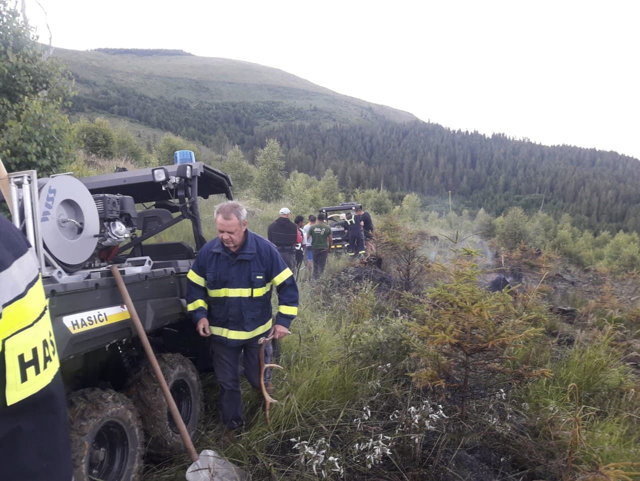 Hasiči zasahujú počas požiaru vojenského lesa v bývalom vojenskom obvode Javorina v Levočských vrchoch