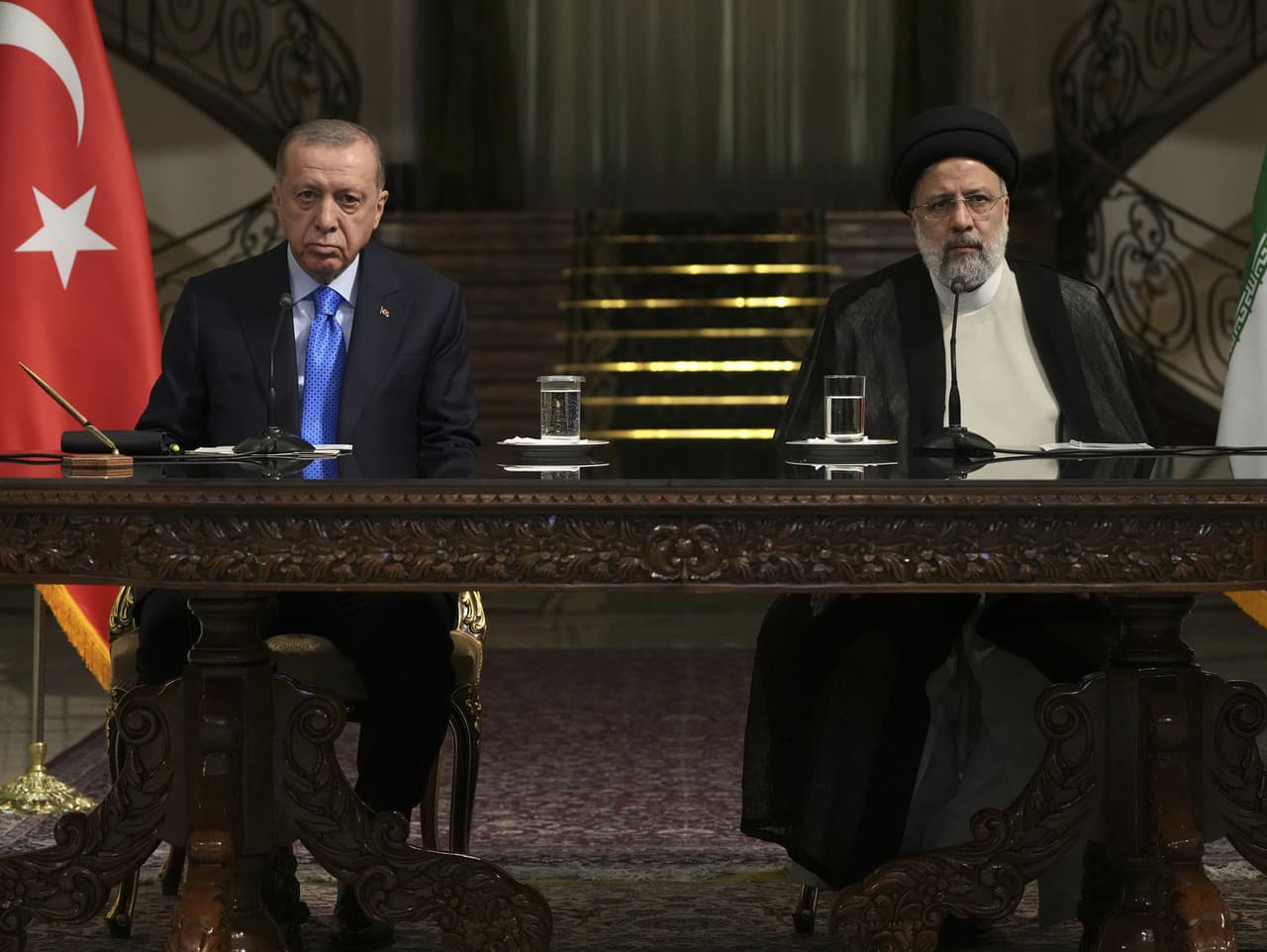 Iránsky prezident Ebráhím Raísí a turecký prezident Recep Tayyip Erdogan