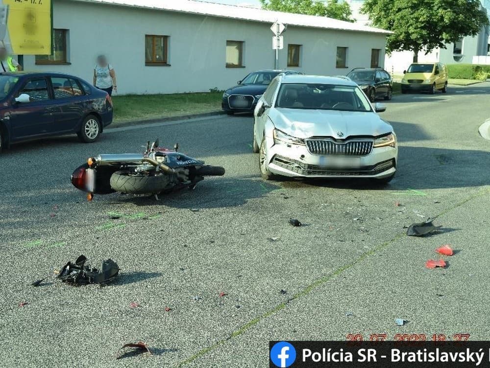 Nehoda auta s motorkou na Galvaniho ulici v Bratislave. 