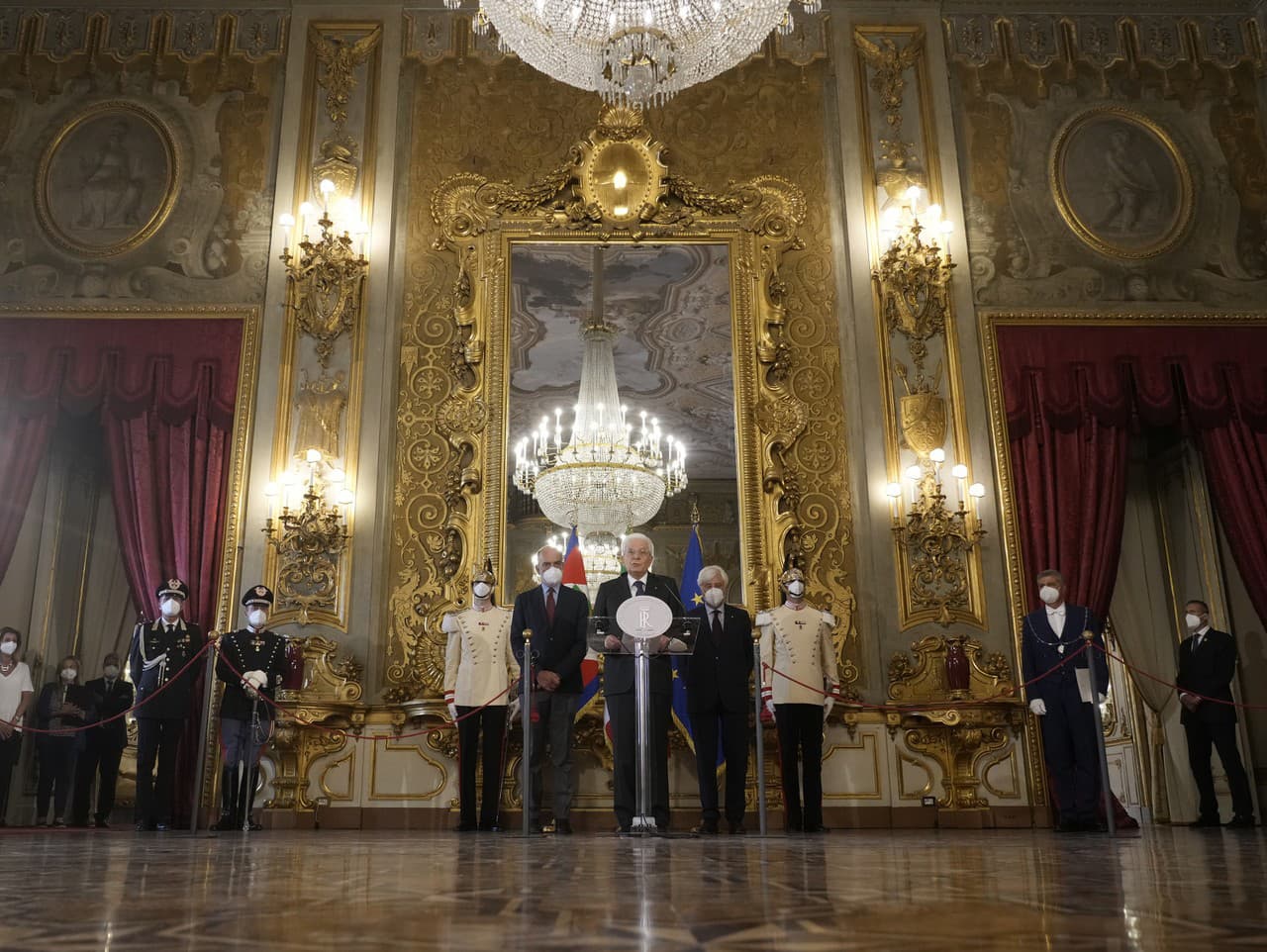 Taliansky prezident Sergio Mattarella (uprostred) oznamuje, že podpísal dekrét o rozpustení parlamentu v Ríme