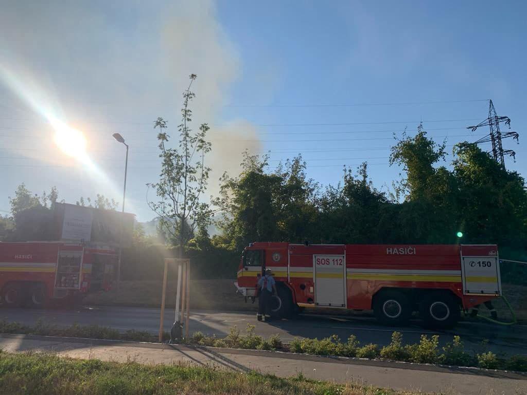 Vo vinohrade na Pionierskej ulici v Bratislave vypukol požiar