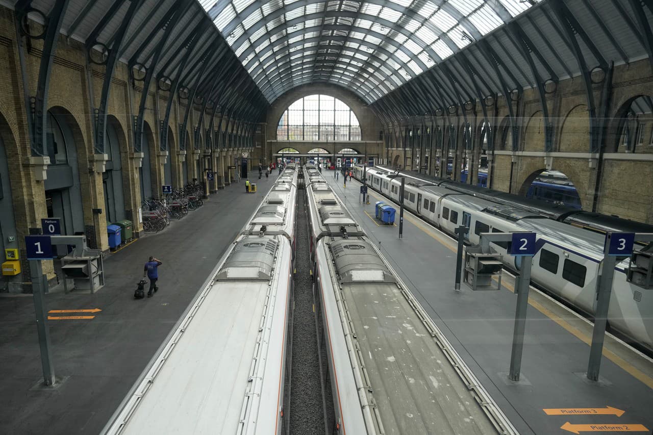 Vlaky sú zaparkované na nástupištiach na stanici Kings Cross