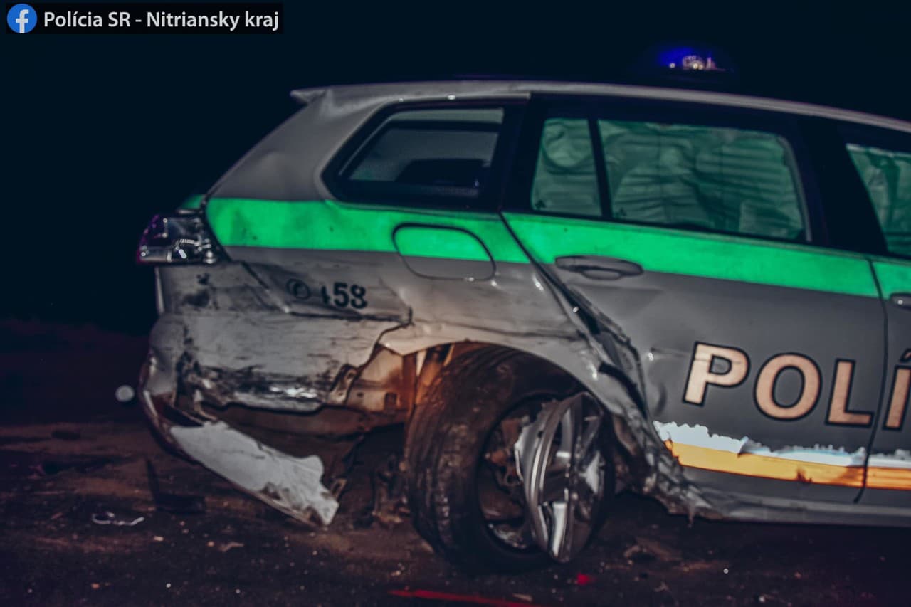 Opitý vodič bez vodičského preukazu narazil do dvoch policajných áut