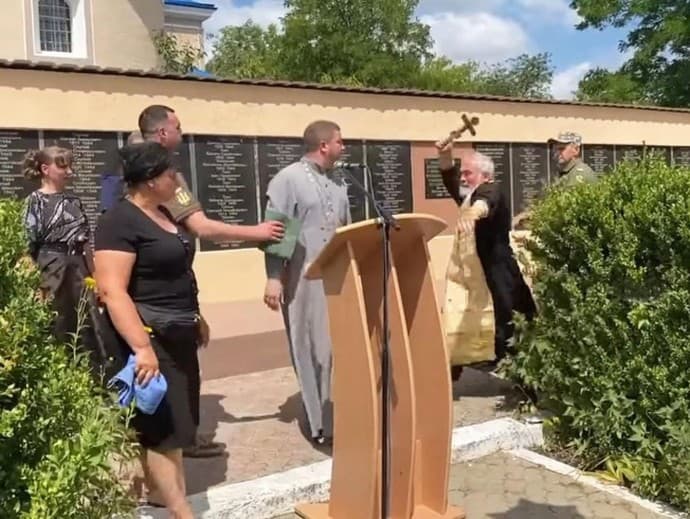 Ruský kňaz zaútočil na ukrajinského duchovného krucifixom