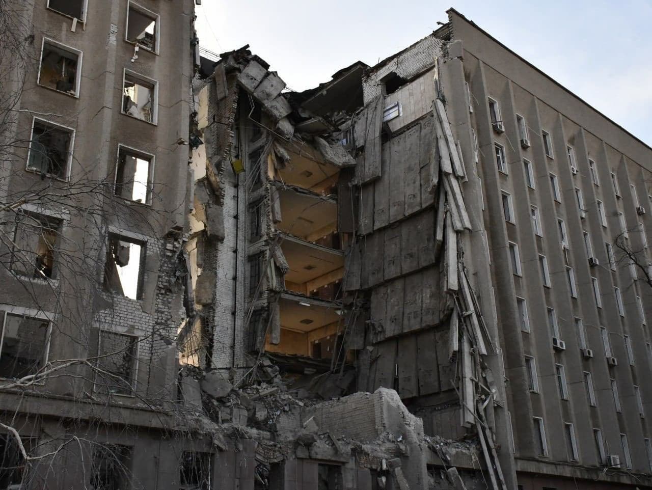 Trosky administratívnej budovy v meste Mykolajiv 