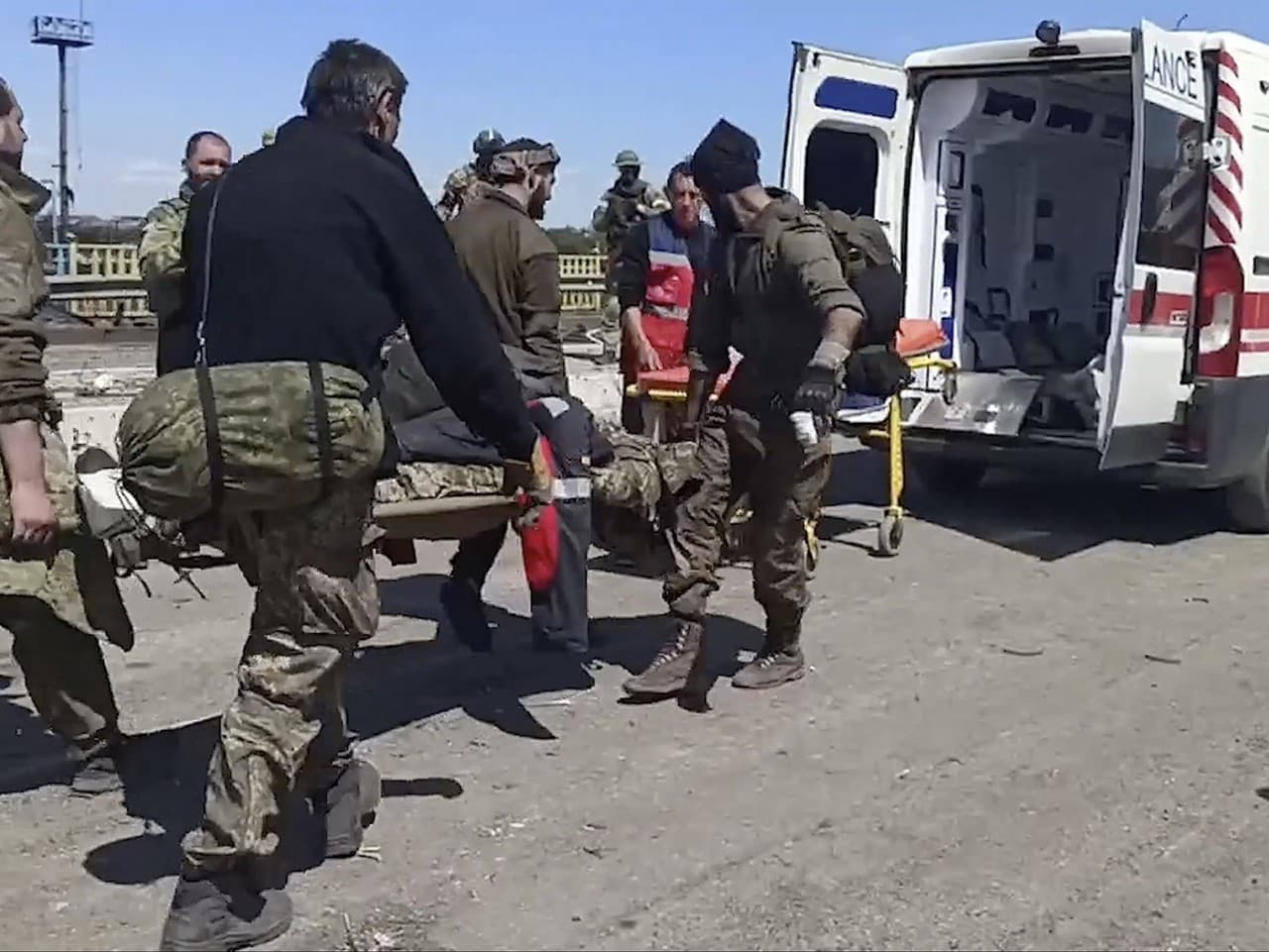 Ukrajinskí vojaci opúšťajú oceliarne Azovstaľ 