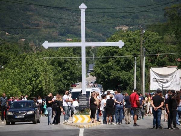 Blokádu na ceste neďaleko kosovsko-srbskej hranice sa podarilo čiastočne uvoľniť