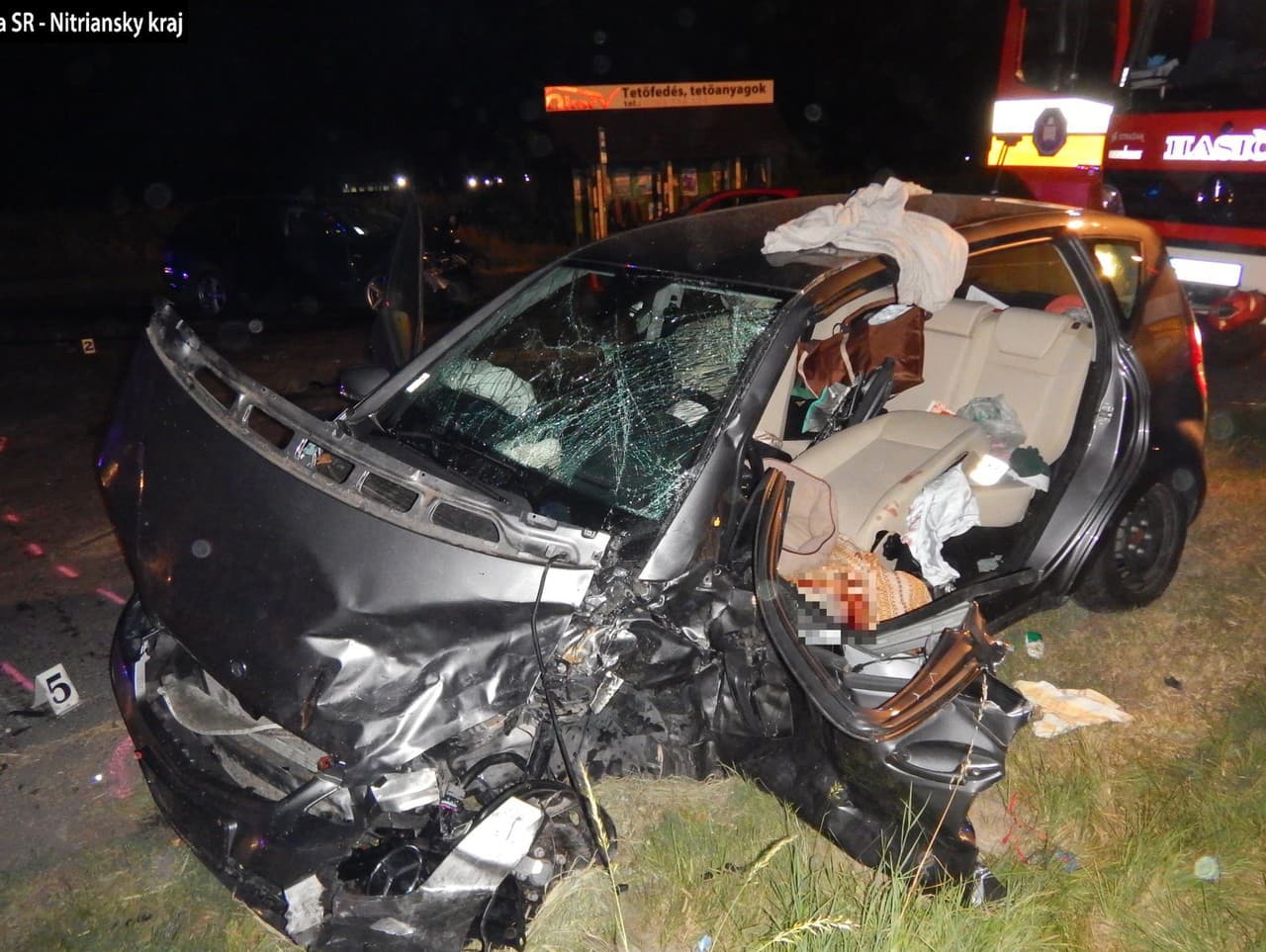Pri čelnej zrážke dvoch vozidiel sa ťažko zranili obaja vodiči.