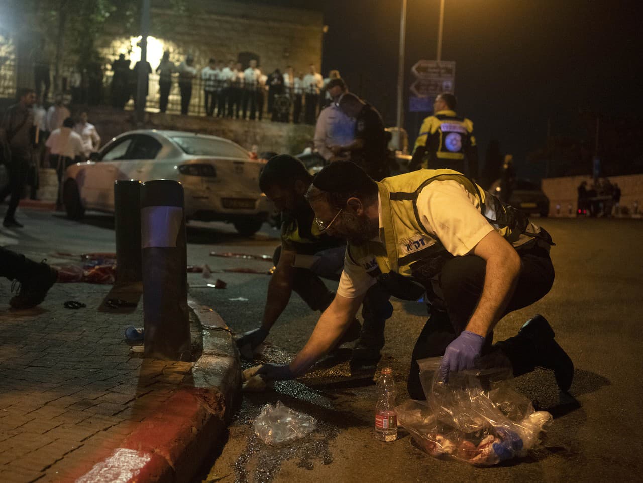 Policajti berú vzorky po streľbe v Jeruzaleme.
