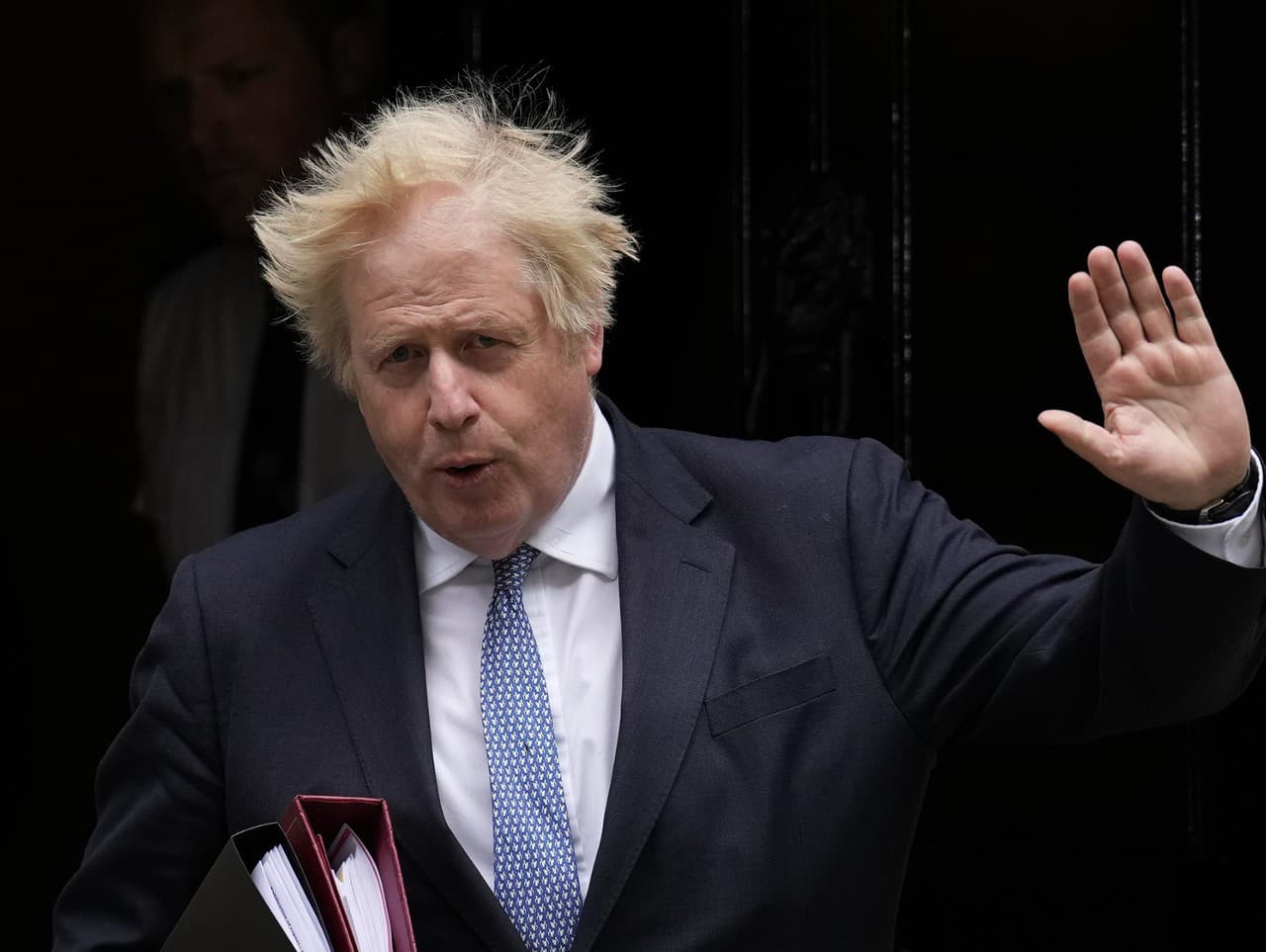Britský premiér Boris Johnson opúšťa svoje sídlo na 10 Downing Street