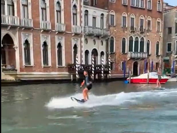Dvaja mladíci surfovali na kanáli v Benátkach