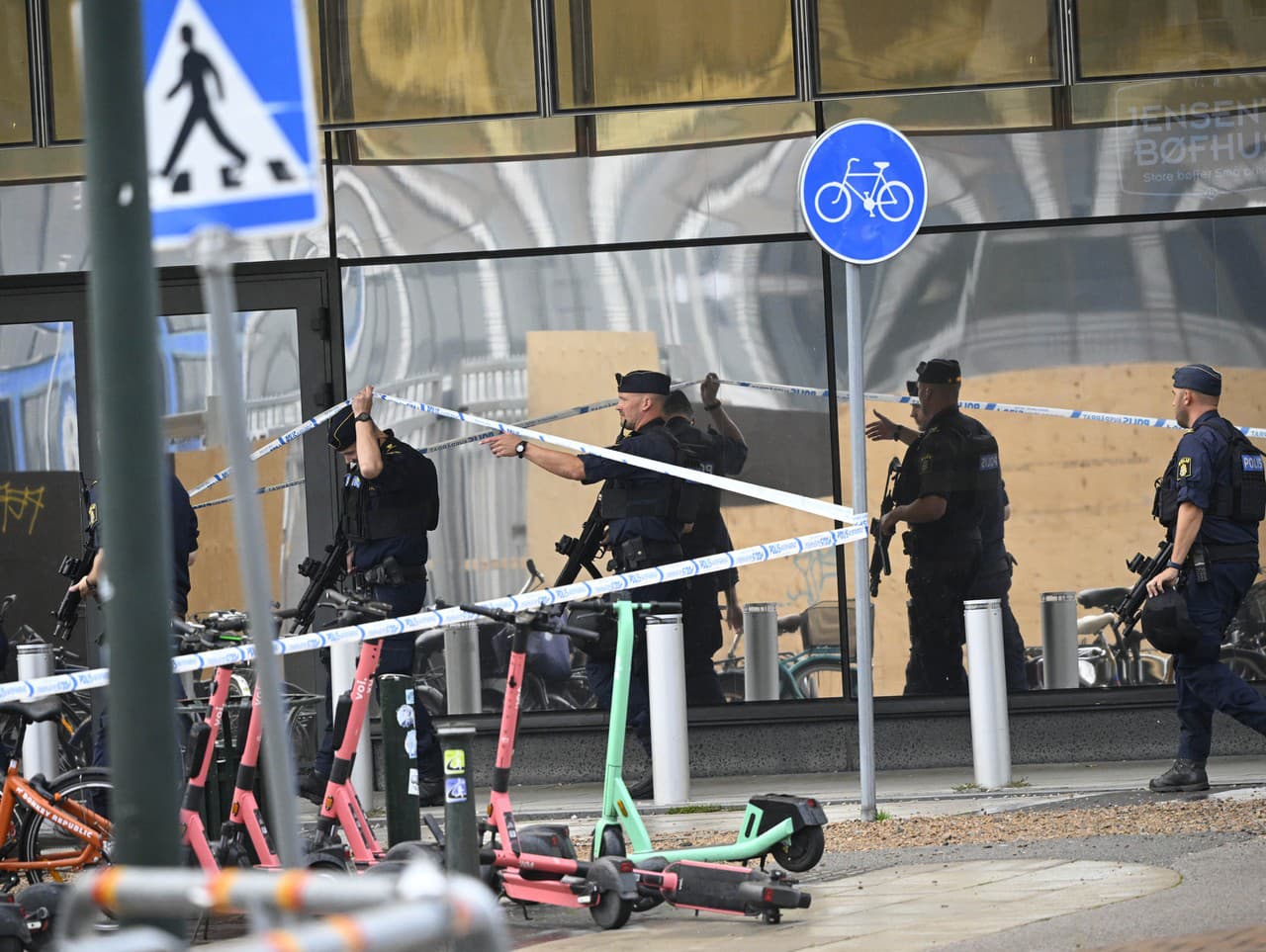 Policajti prichádzajú pred nákupné centrum Emporia, kde došlo k streľbe v meste Malmö