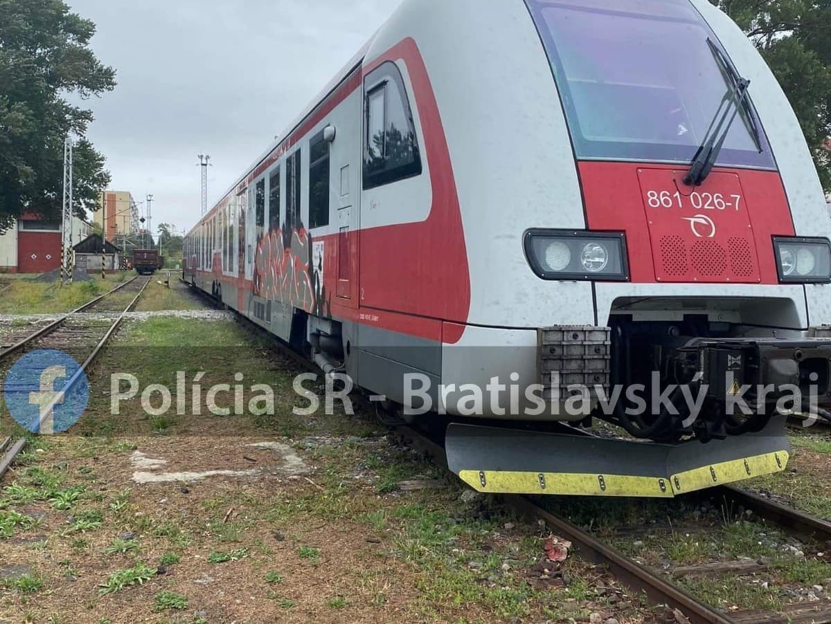 Doposiaľ neznámy páchateľ v Bratislave poškodil rušeň
