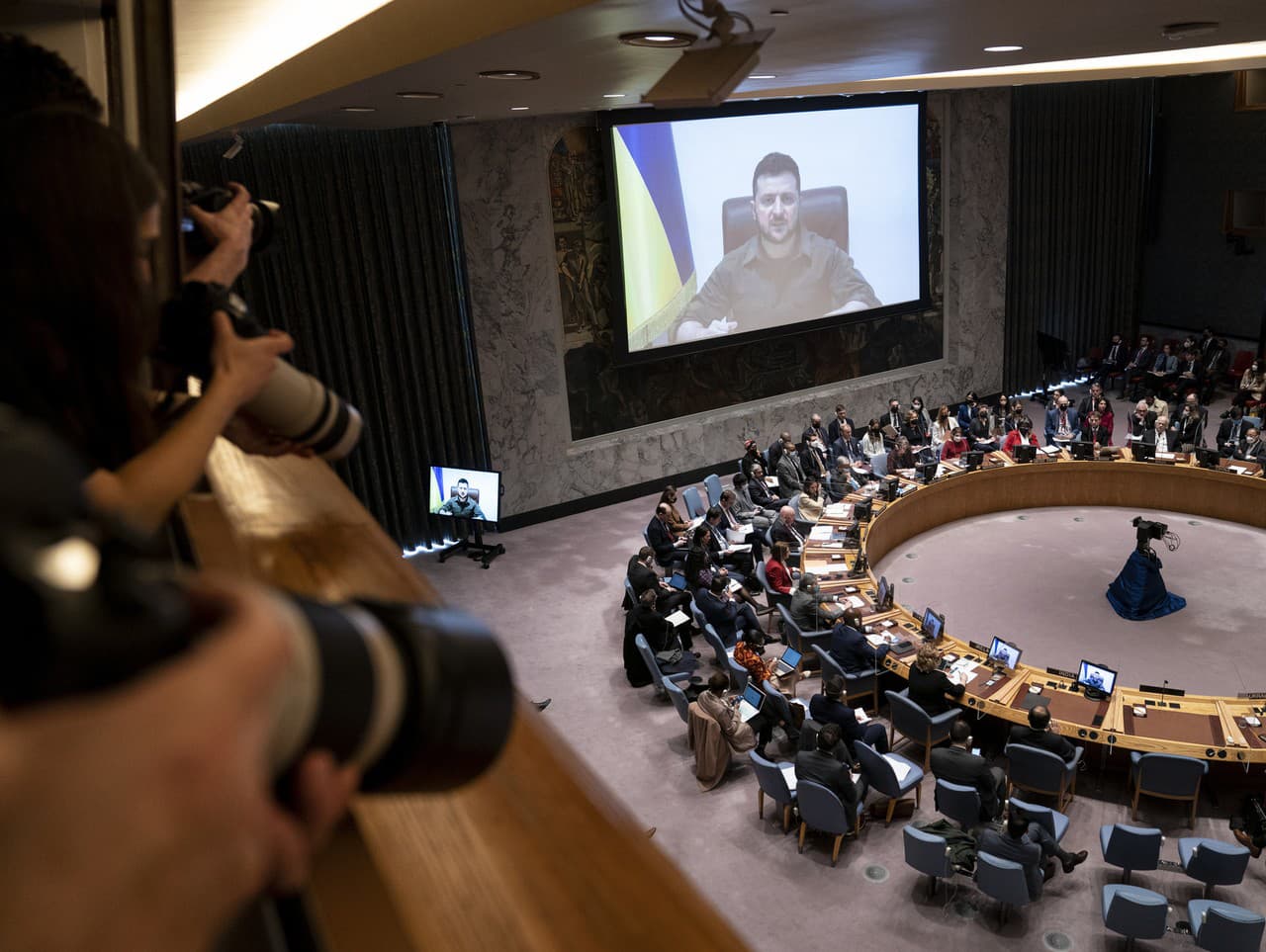 Ukrajinský prezident Volodymyr Zelenskyj hovorí prostredníctvom diaľkového prenosu počas zasadnutia Bezpečnostnej rady OSN
