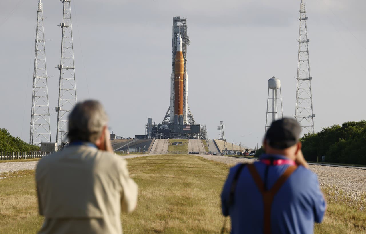 Na snímke nosná raketa Artemis amerického Národného úradu pre letectvo a vesmír (NASA) s kozmickou loďou Orion v Kennedyho vesmírnom stredisku na Myse Canaveral na Floride 17. augusta 2022.