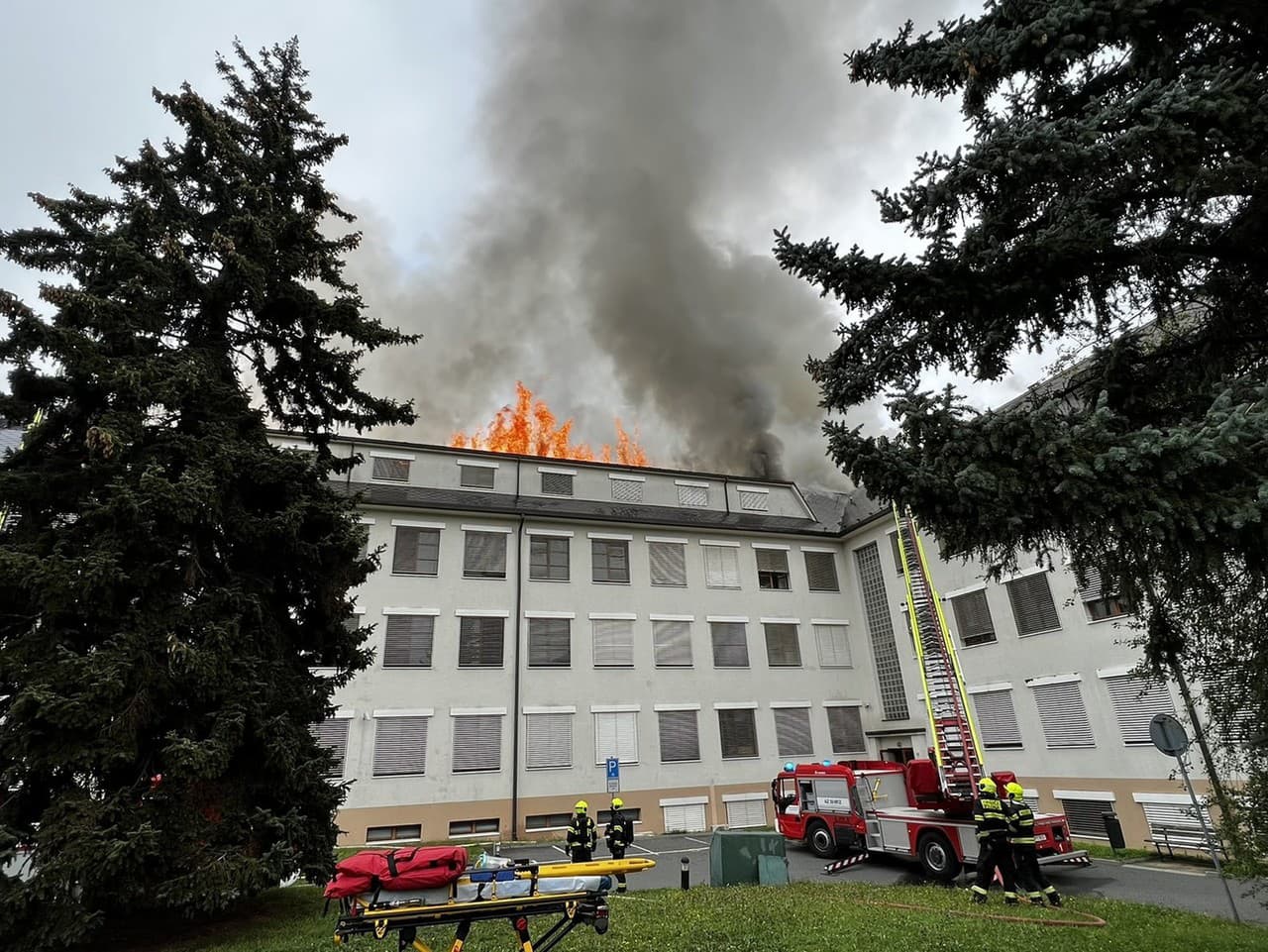 V Ústrednej vojenskej nemocnici horelo, oheň zničil strechu neurológie