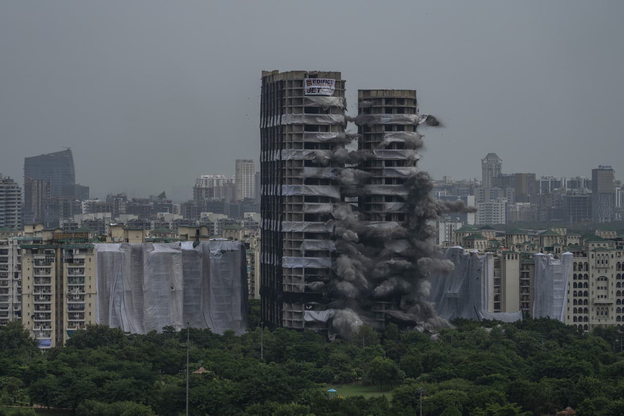 V Indii zrútili dve stometrové nelegálne stavby.