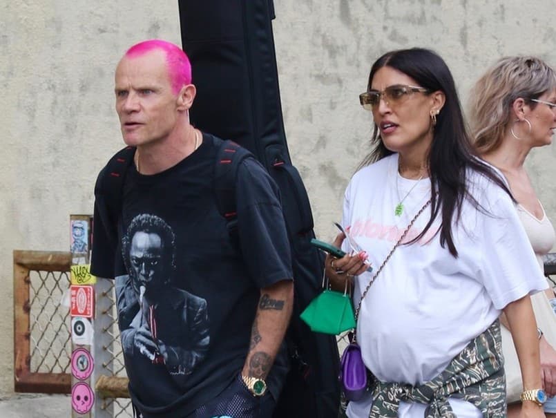 Flea v uliciach so svojou tehotnou partnerkou. 
