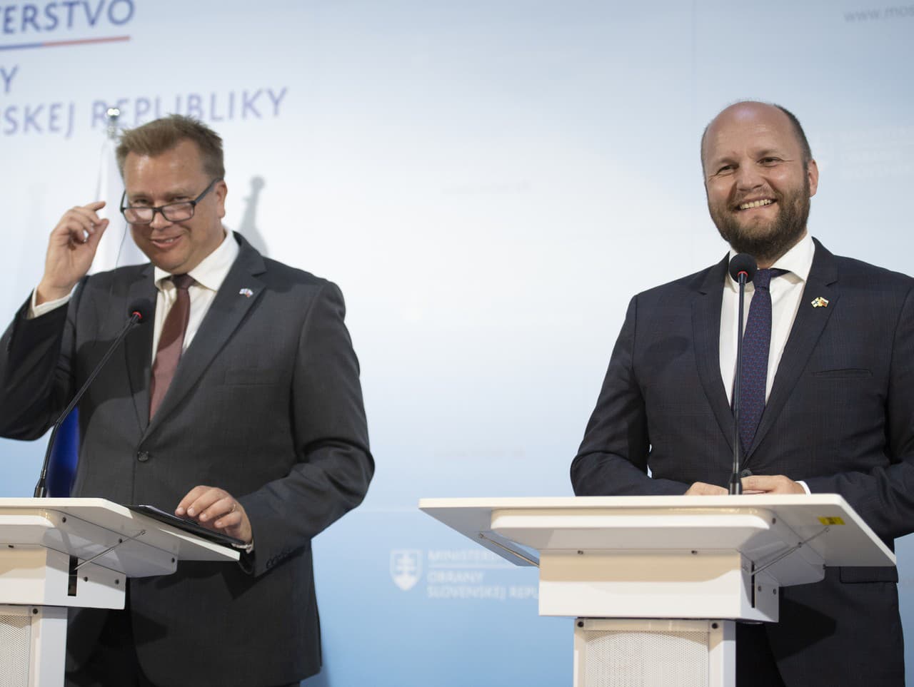 Na snímke zľava minister obrany Fínskej republiky Antti Kaikkonen a minister obrany SR Jaroslav Naď