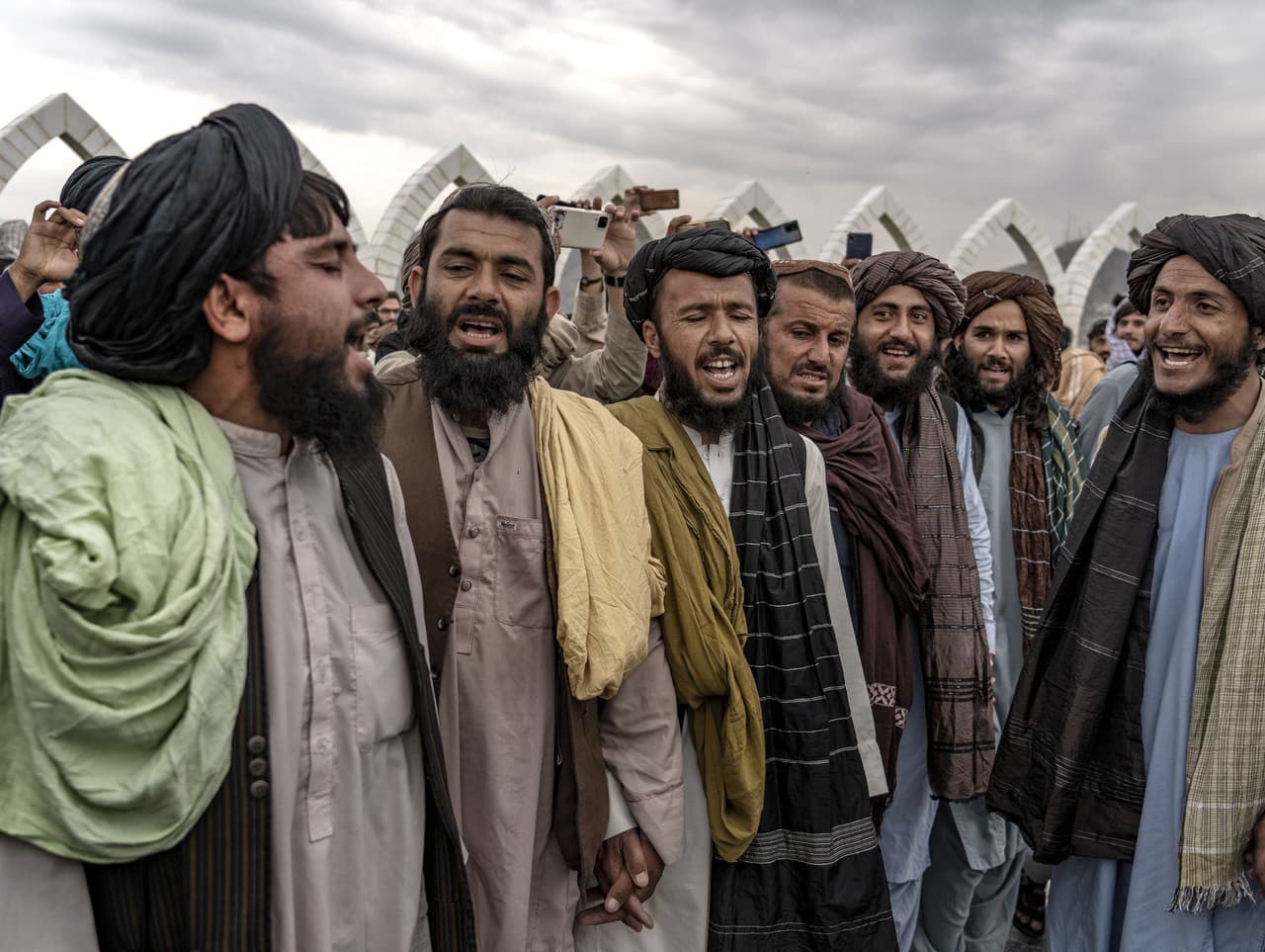 Talibanskí bojovníci oslavujú rok od dobytia Kábulu.