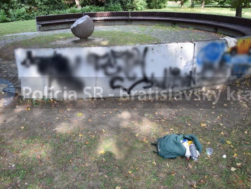 Za sprejovanie v bratislavskom parku hrozí mužovi rok väzenia