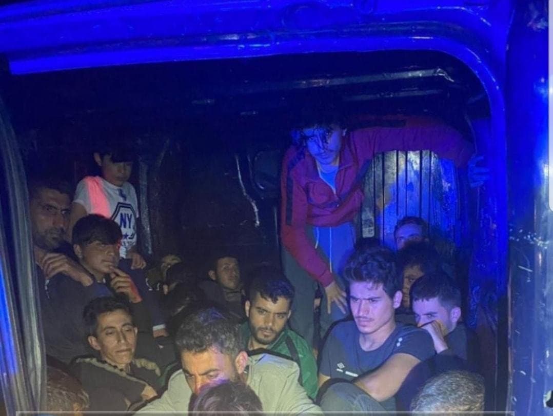 Polícia našla v aute ukrajinského vodiča na Pezinskej Babe 22 migrantov z Turecka a Sýrie