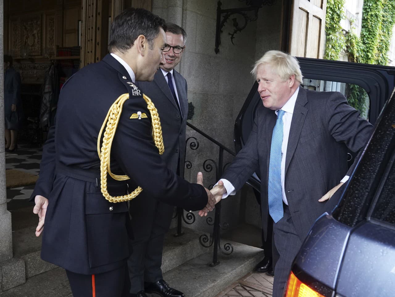 Boris Johnson odovzdal svoju rezignáciu ako premiér Británie