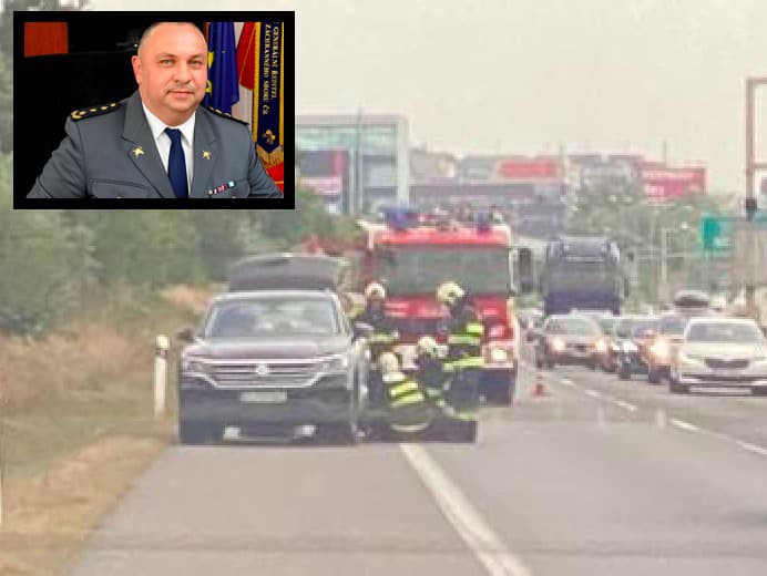 Prezident Hasičského a záchranného zboru SR si na výmenu kolesa zavolal celú posádku hasičov.