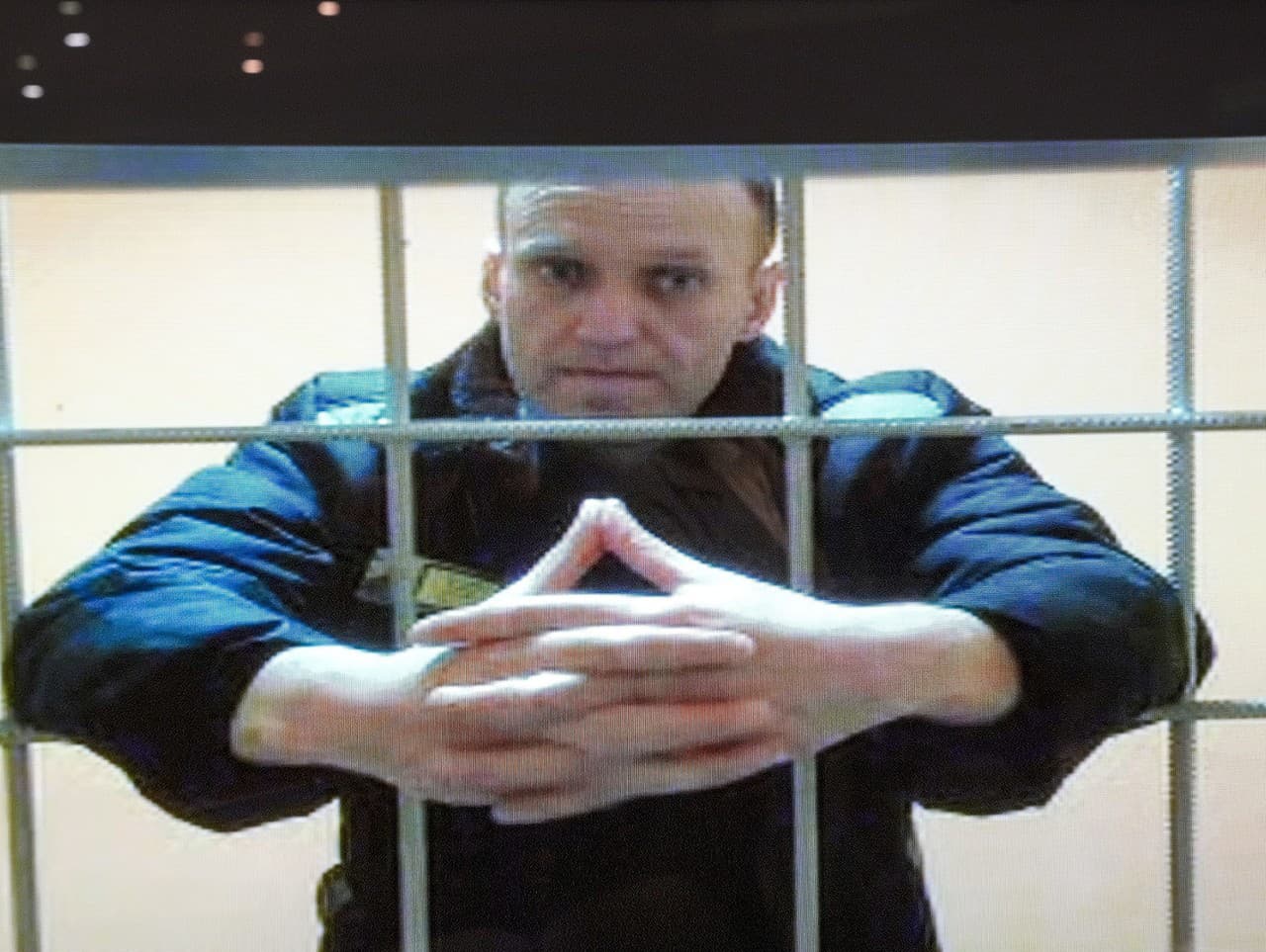 Väznený ruský opozičný líder Alexej Navaľnyj počas videoprenosu v súdnej sieni v Moskve 24. mája 2022