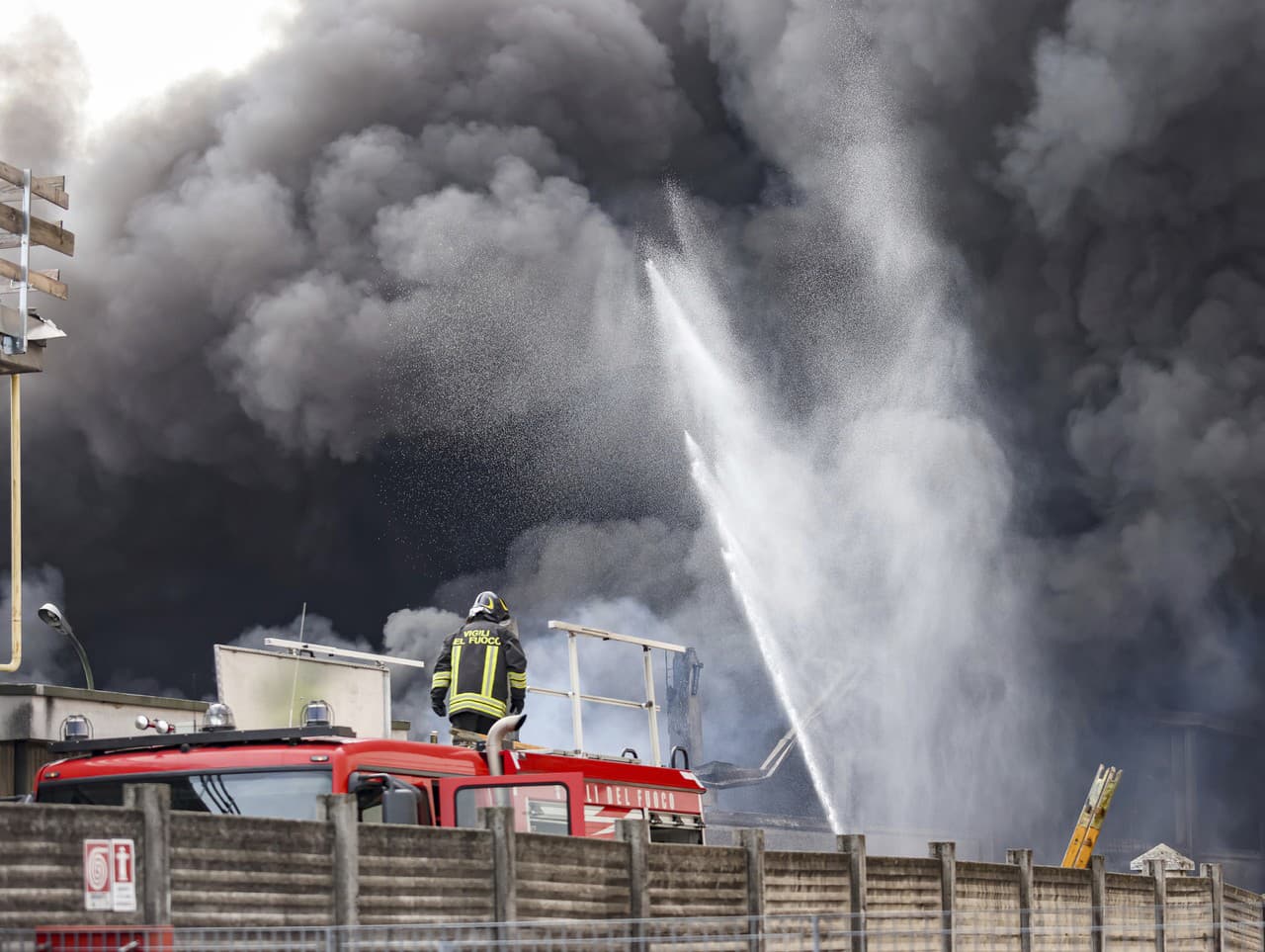 V petrochemickom závode pri Miláne vypukol veľký požiar