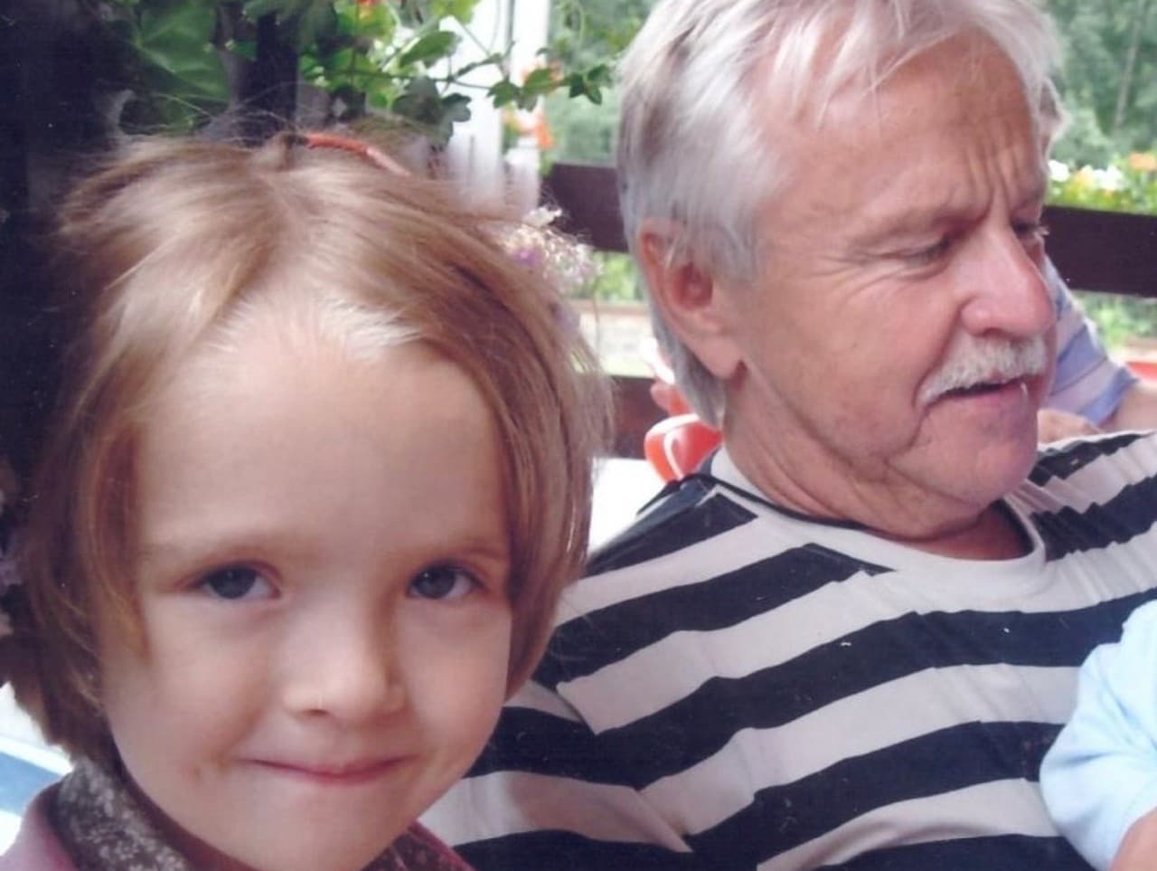 Vľavo Anna Lea Pokorná so svojim dedkom Jankom Lehotským