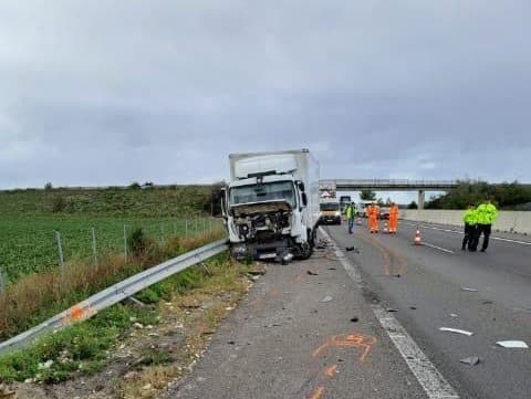 Na D1 medzi Hlohovcom a Trnavou obmedzila nehoda kamiónov dopravu