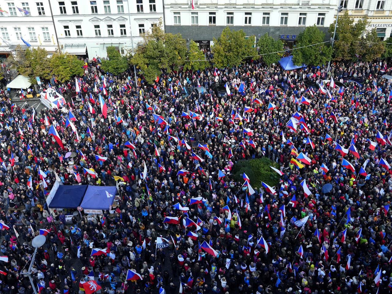 Demonštranti protestujú proti vláde Petra Fialu na Václavskom námestí v Prahe